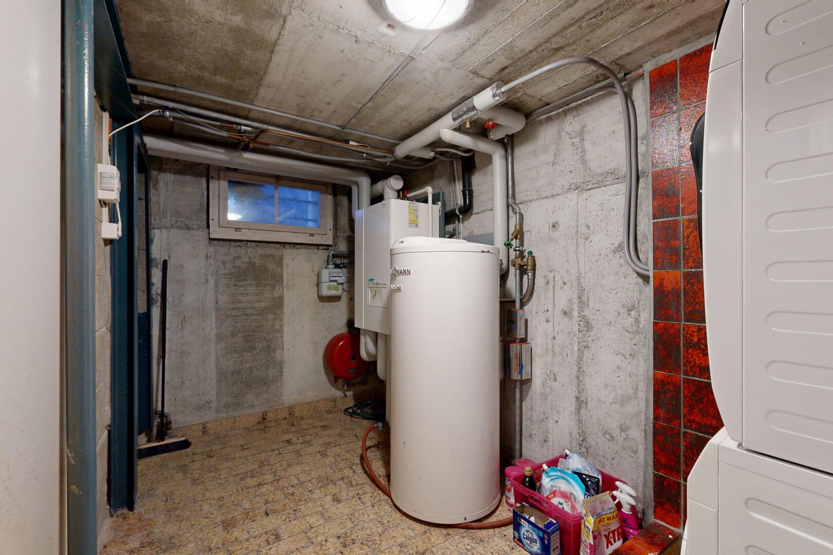 wäschekammer mit inside property, light floor, wäscherei, wasserkocher, und keller