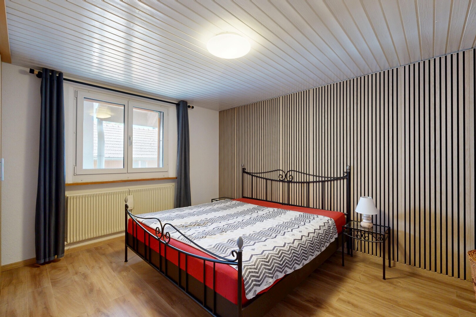 zimmer / schlafzimmer mit holzfußboden, wood finish floor, gipskartonwand, drywall, und natürliches licht