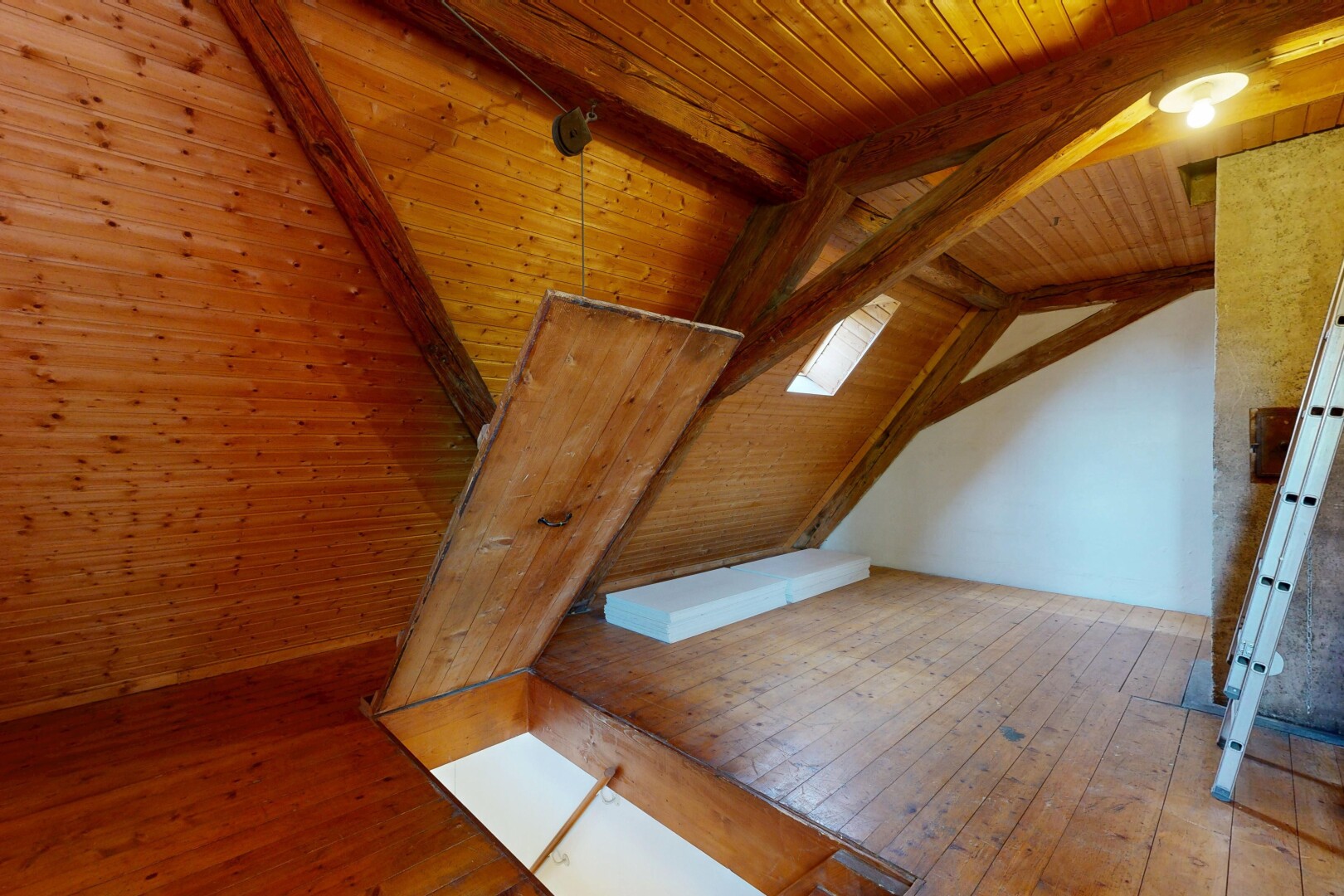 leerer raum mit hardwood floor, holzfußboden, wood finish floor, inside property, und holzdecke