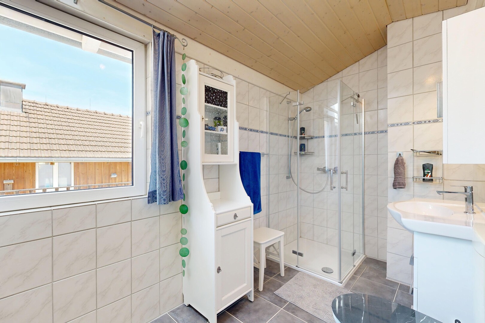bad mit fliesenwand, tile wall, dachschräge, vaulted ceiling, und dusche