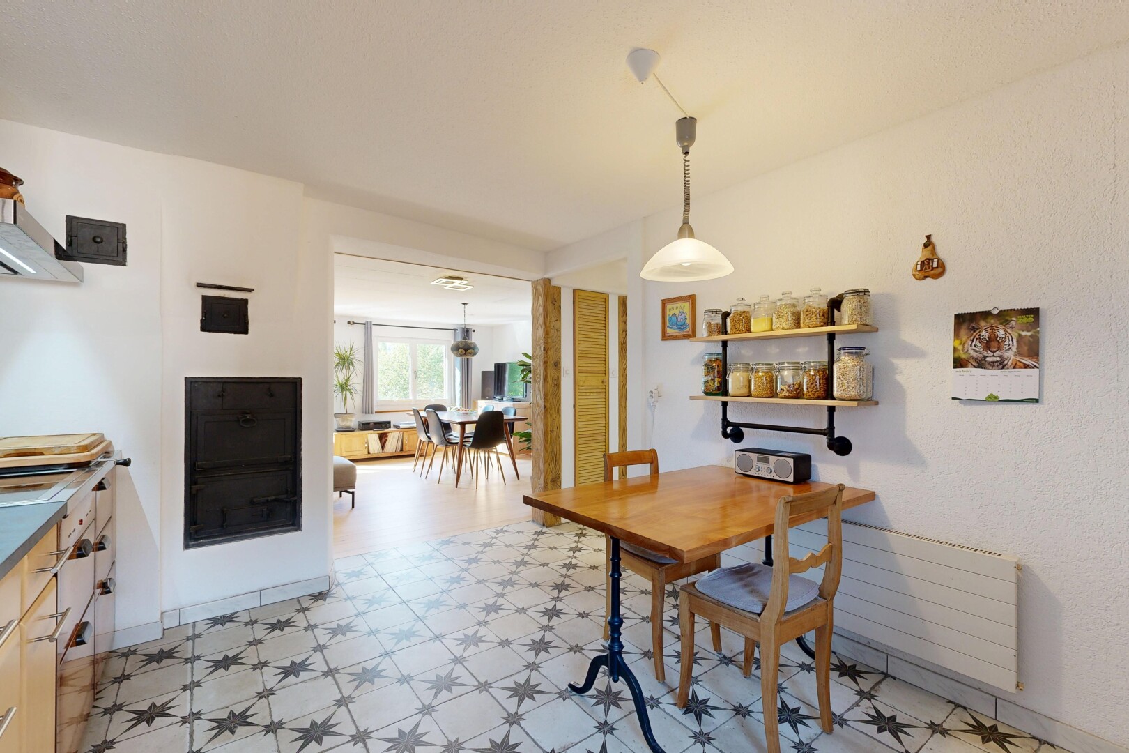 esszimmer mit vinylboden, vinyl floor, vinyl tile, inside property, und natürliches licht