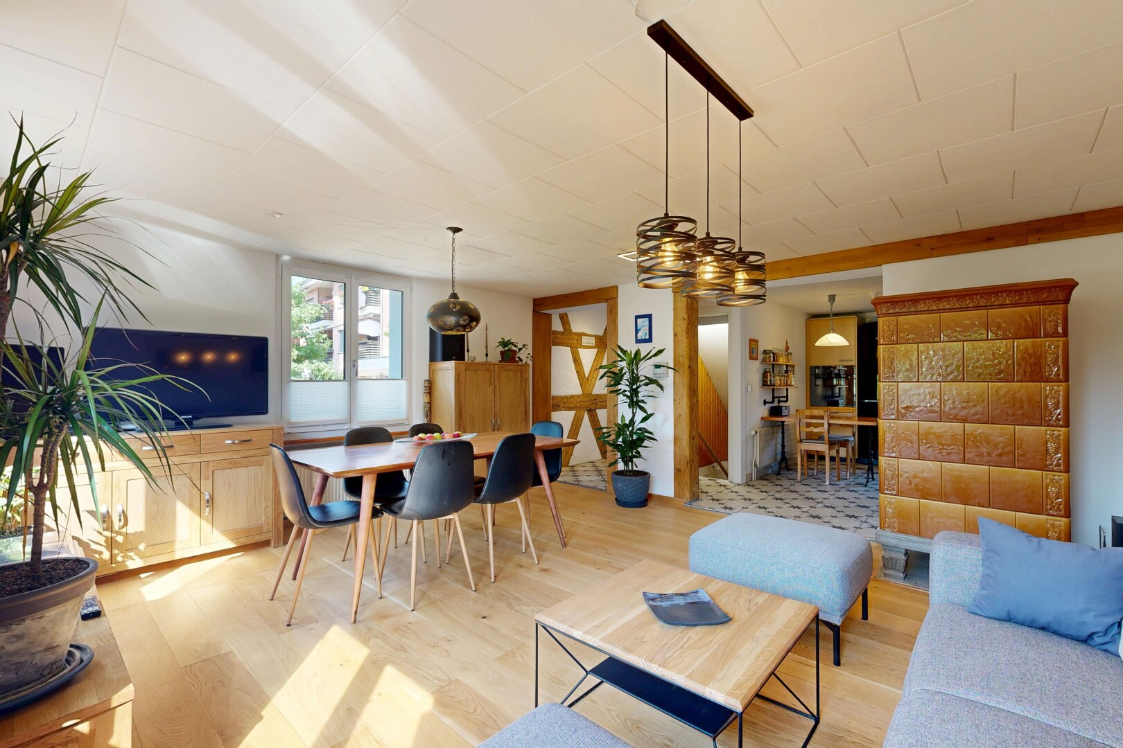 wohn- / esszimmer mit holzfußboden, wood finish floor, inside property, fernseher, und natürliches licht