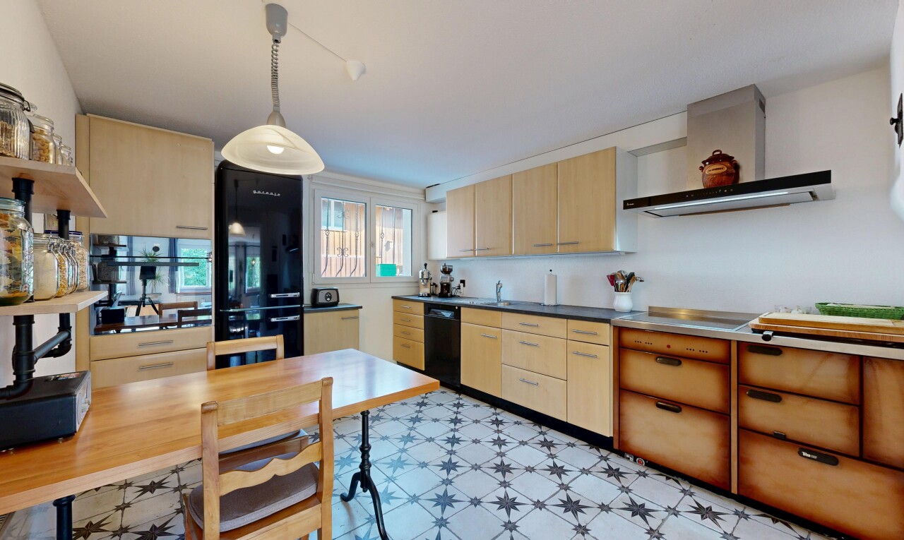 küche mit hellbraune schränke, light brown cabinets, dunstabzugshaube, offene regale, und open shelves