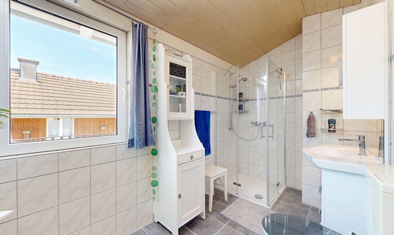 bad mit fliesenwand, tile wall, dachschräge, vaulted ceiling, und dusche