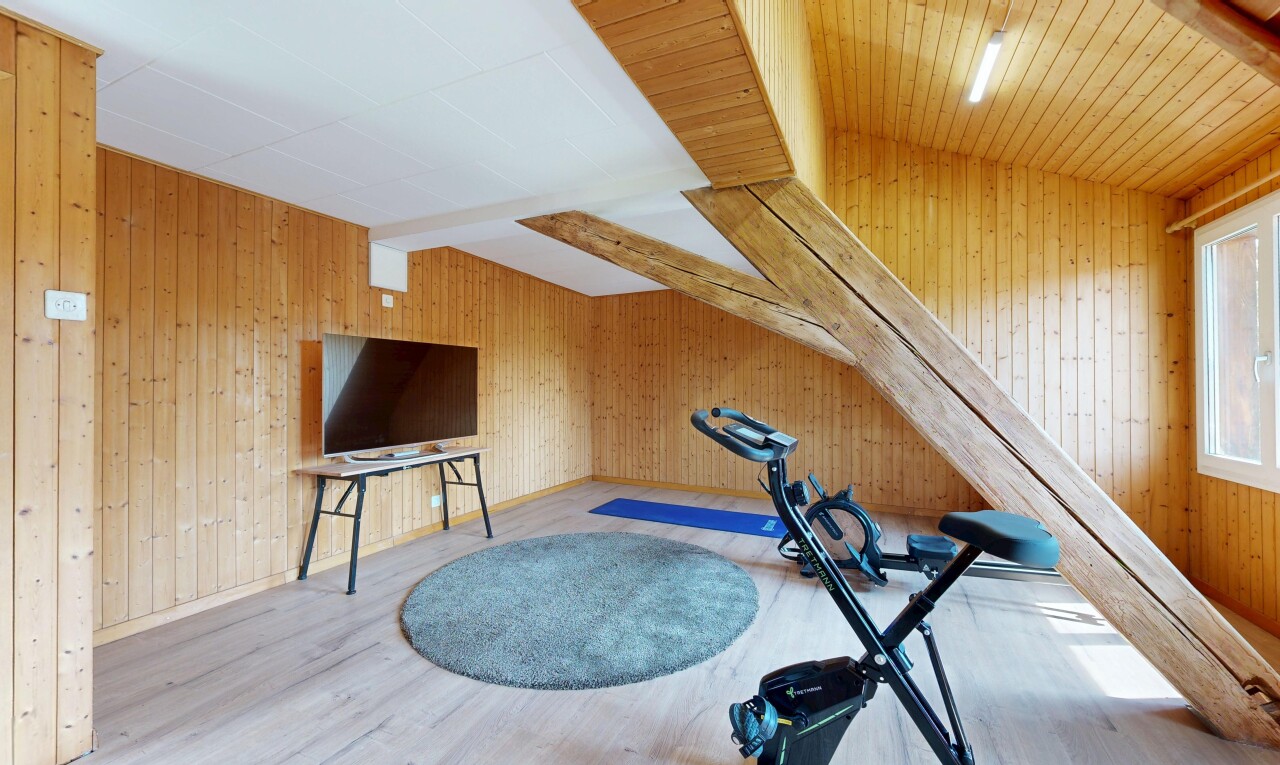 schwimmbad mit fernseher und inside property