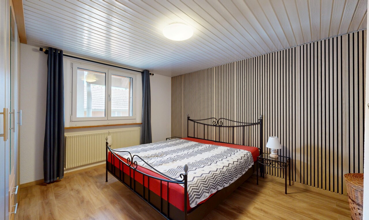 zimmer / schlafzimmer mit holzfußboden, wood finish floor, gipskartonwand, drywall, und natürliches licht