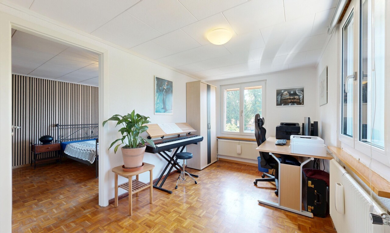 büro mit bürobereich, gipskartonwand, drywall, inside property, und natürliches licht