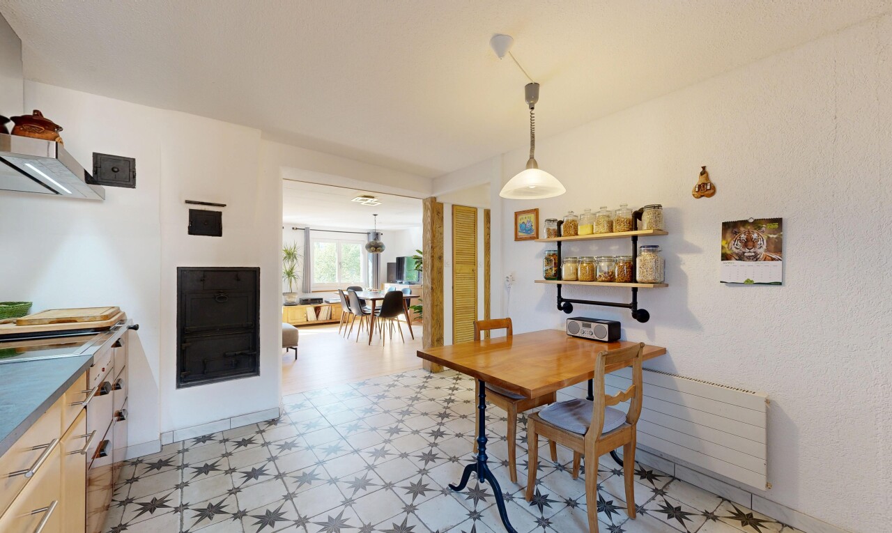 esszimmer mit vinylboden, vinyl floor, vinyl tile, inside property, und natürliches licht