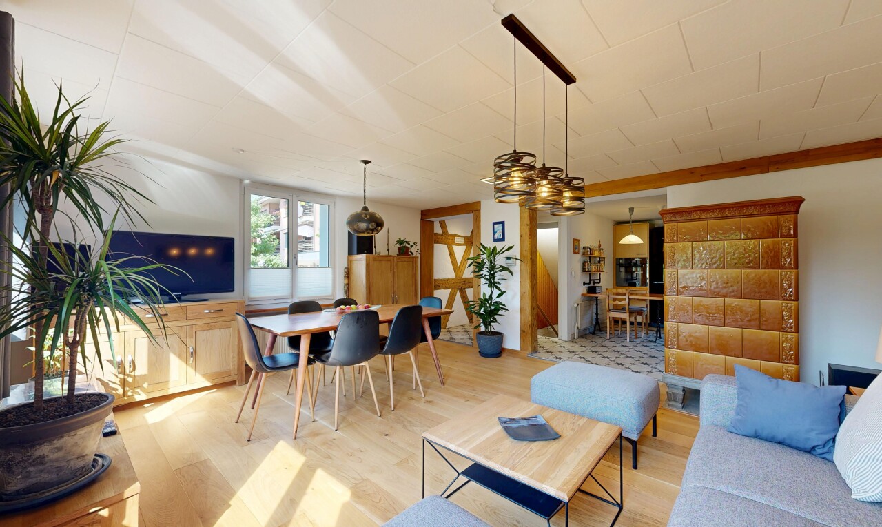 wohn- / esszimmer mit holzfußboden, wood finish floor, inside property, fernseher, und natürliches licht