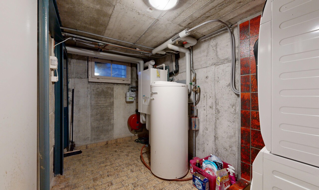 wäschekammer mit inside property, light floor, wäscherei, wasserkocher, und keller