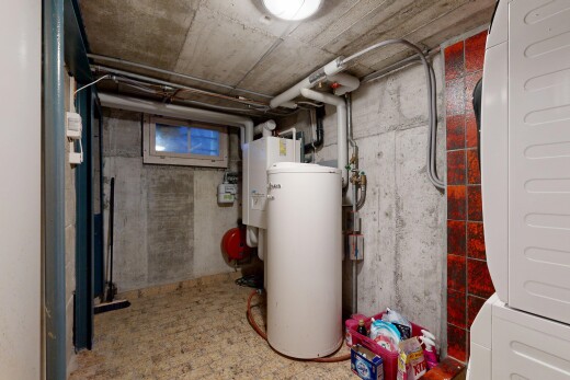 wäschekammer mit inside property, light floor, wäscherei, wasserkocher, und keller