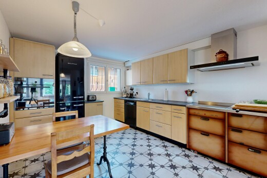 küche mit hellbraune schränke, light brown cabinets, dunstabzugshaube, offene regale, und open shelves