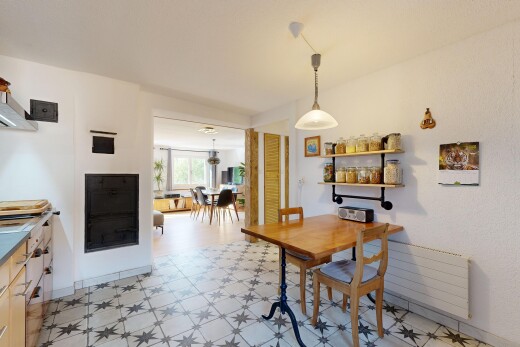esszimmer mit vinylboden, vinyl floor, vinyl tile, inside property, und natürliches licht