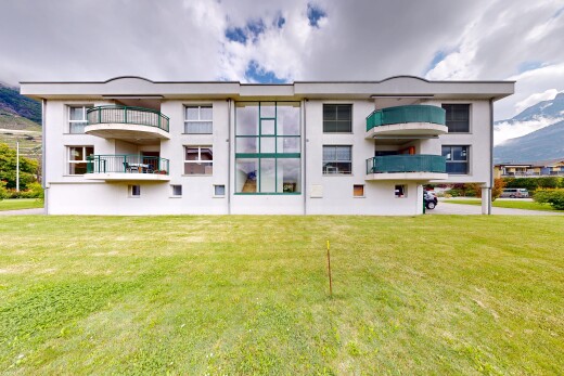 außenansicht mit property visible, blick auf die berge, mountain view, und day time