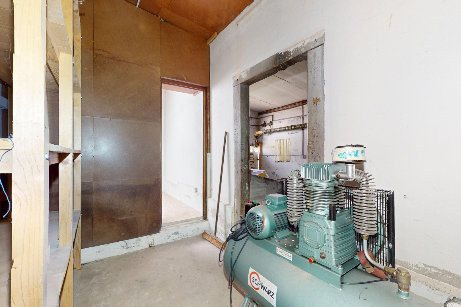 couloir avec sol en béton, concrete floor, inside property, cloison sèche, et drywall