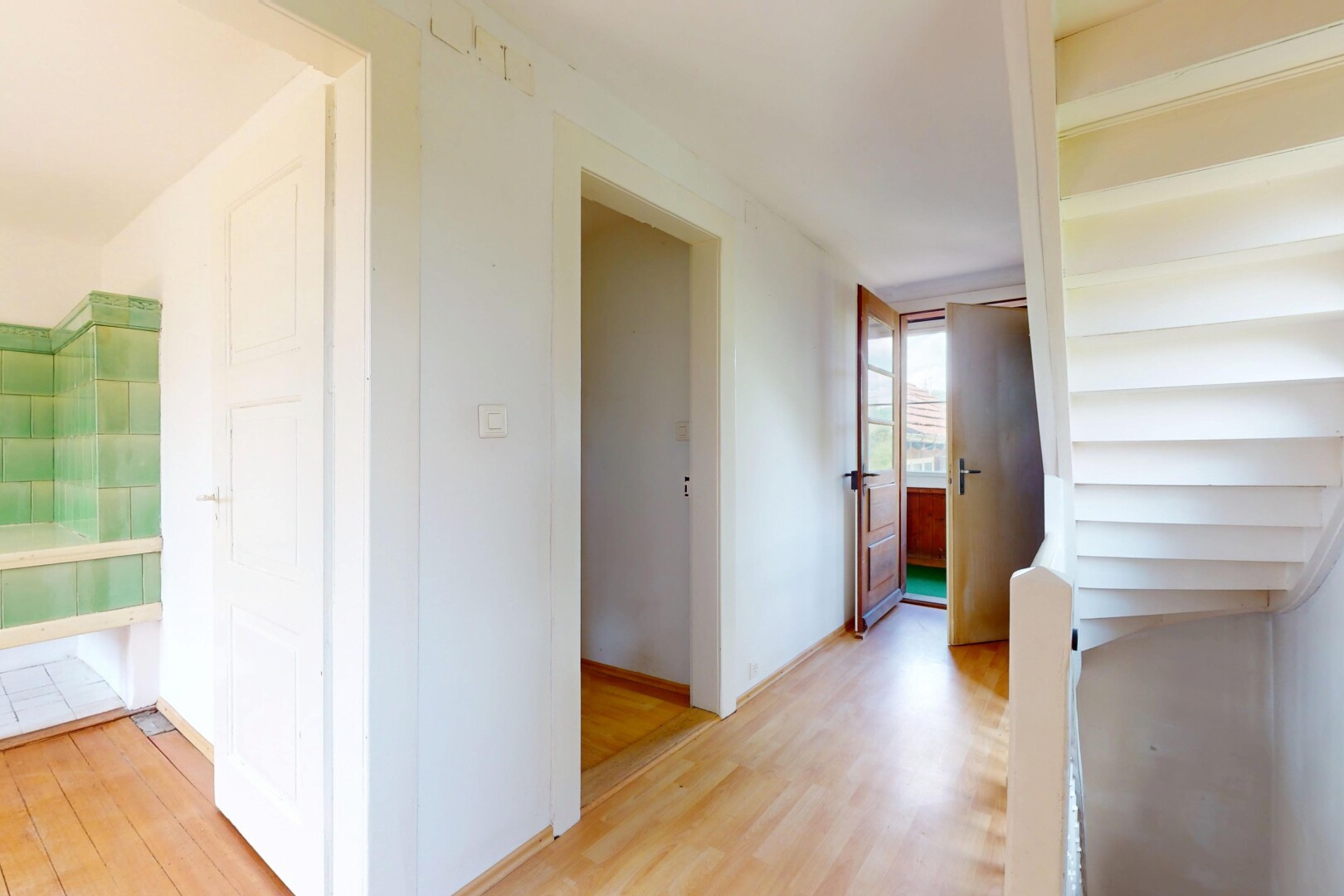 couloir avec sol en finition bois, wood finish floor, lumière naturelle, natural light, et cloison sèche