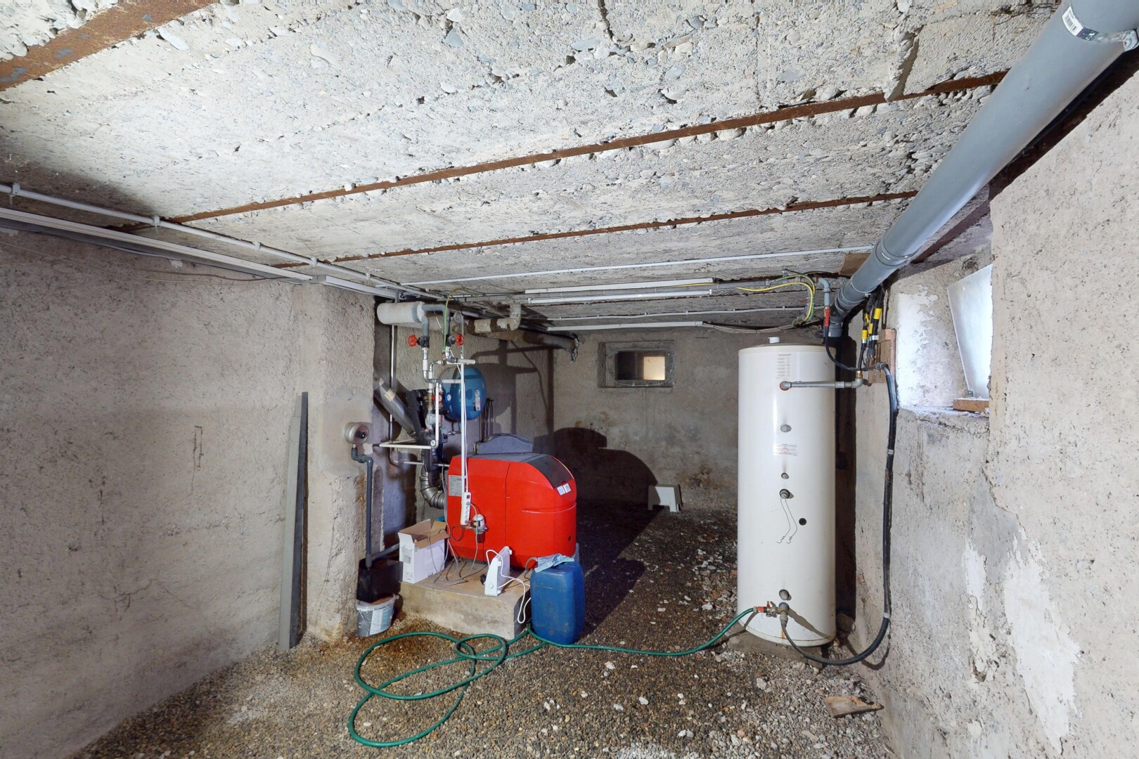 parking avec chauffe-eau et inside property