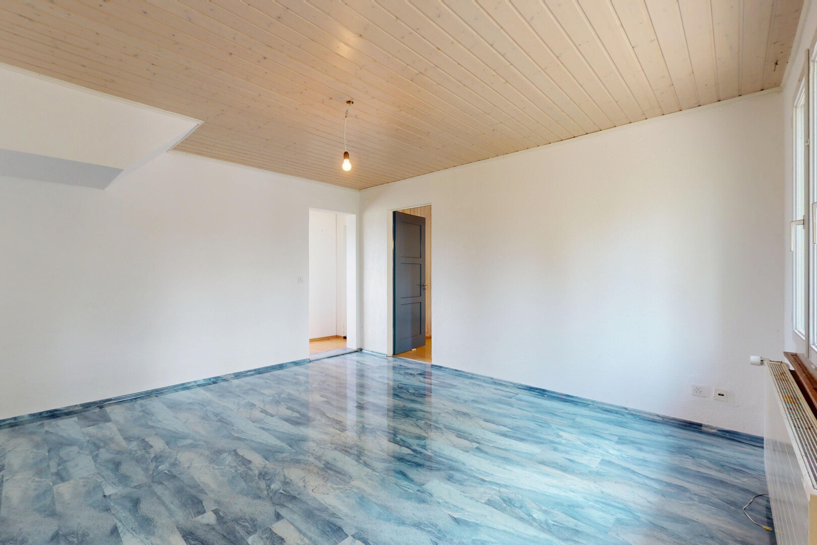 pièce vide avec inside property, plafond en bois, wood ceiling, cloison sèche, et drywall