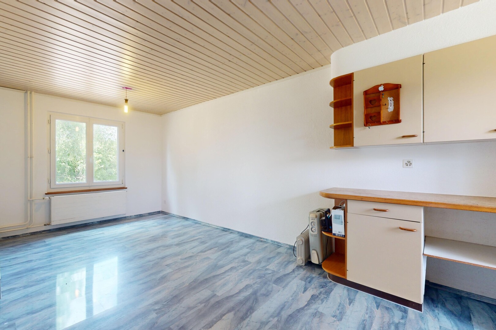 pièce vide avec lumière naturelle, natural light, sol en finition bois, wood finish floor, et inside property