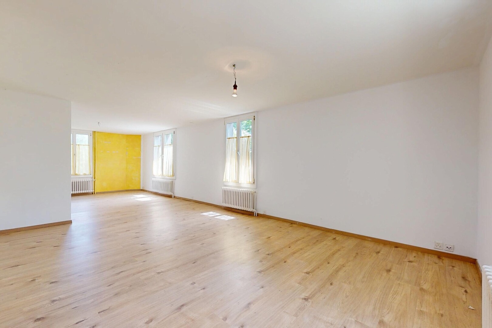 pièce vide avec radiateur, lumière naturelle, natural light, inside property, et sol en finition bois