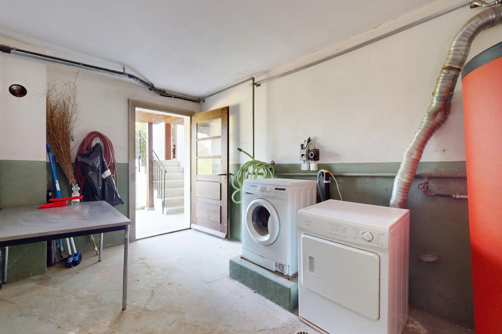 buanderie avec lave-linge et sèche-linge séparés, lumière naturelle, natural light, cloison sèche, et drywall