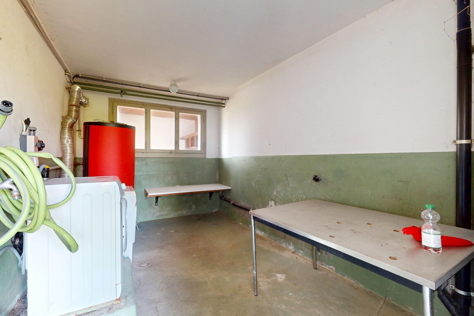 chambre avec sol en béton, concrete floor, lumière naturelle, natural light, et inside property