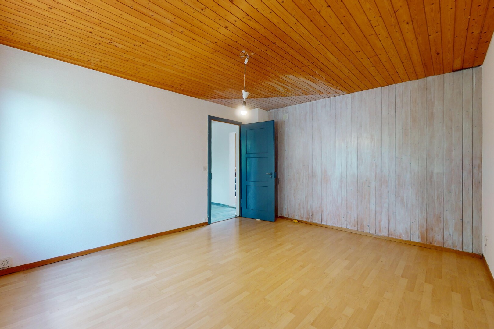pièce vide avec sol en finition bois, wood finish floor, inside property, plafond en bois, et wood ceiling