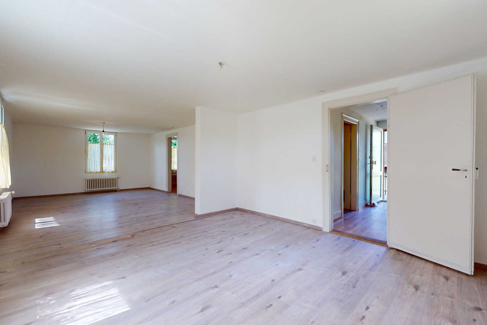 pièce vide avec radiateur, lumière naturelle, natural light, cloison sèche, et drywall