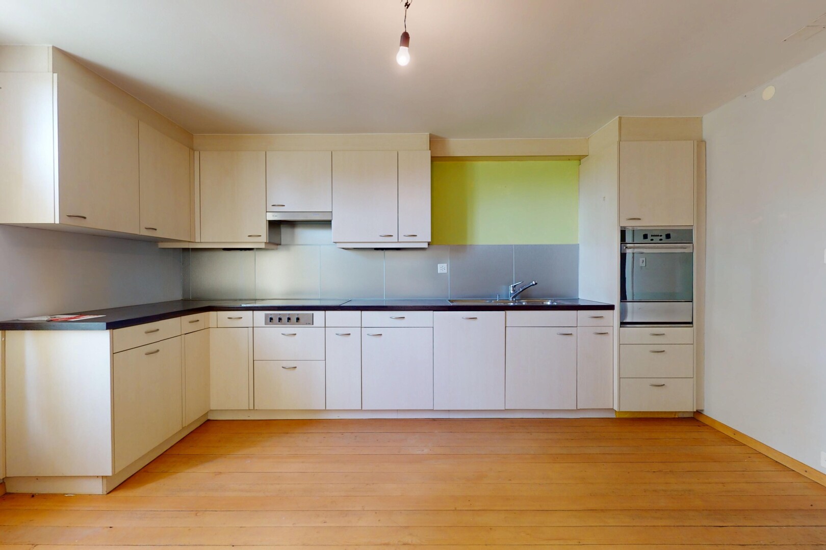 cuisine avec four, inside property, sol en finition bois, wood finish floor, et dosseret