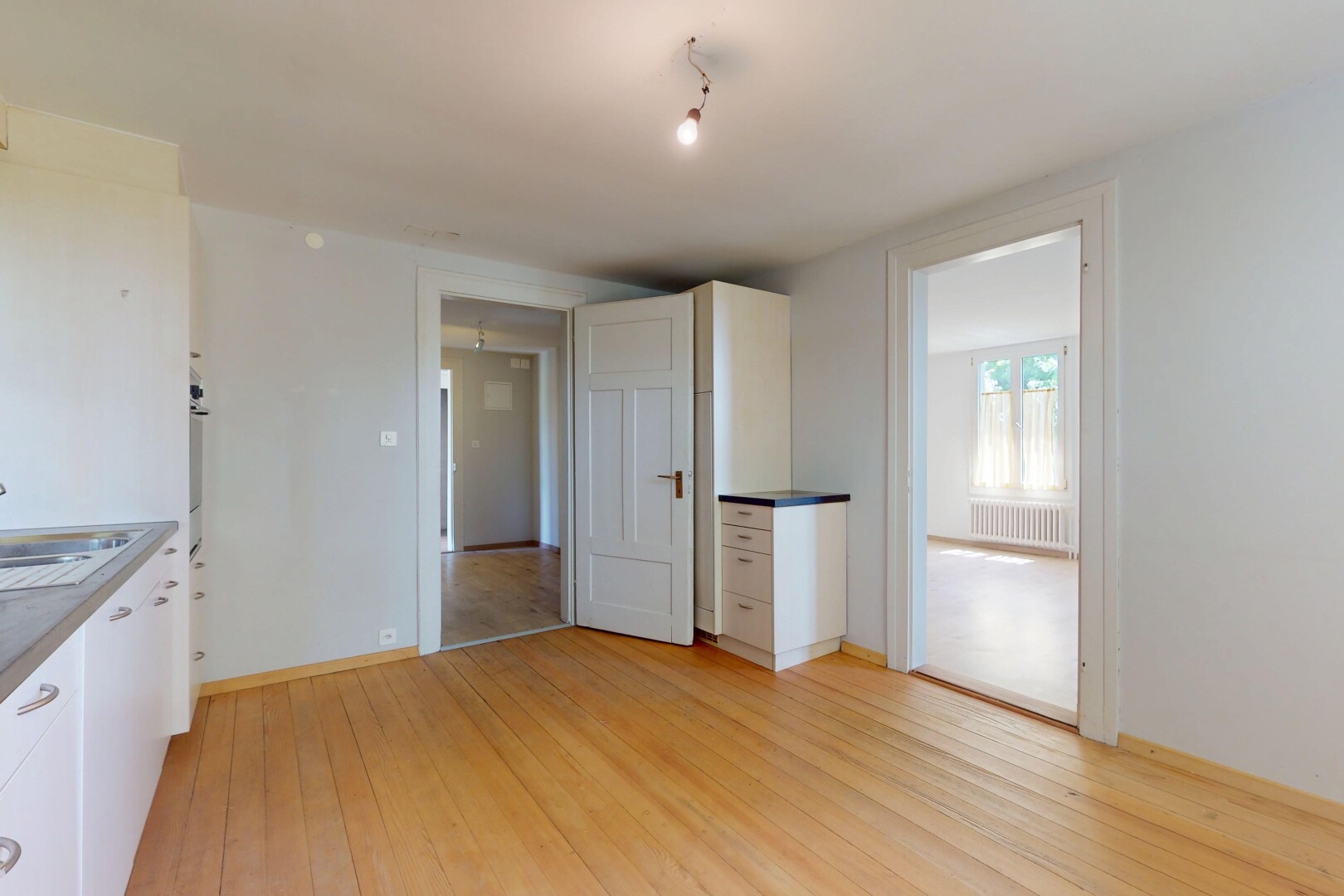 cuisine avec sol en finition bois, wood finish floor, inside property, cloison sèche, et drywall