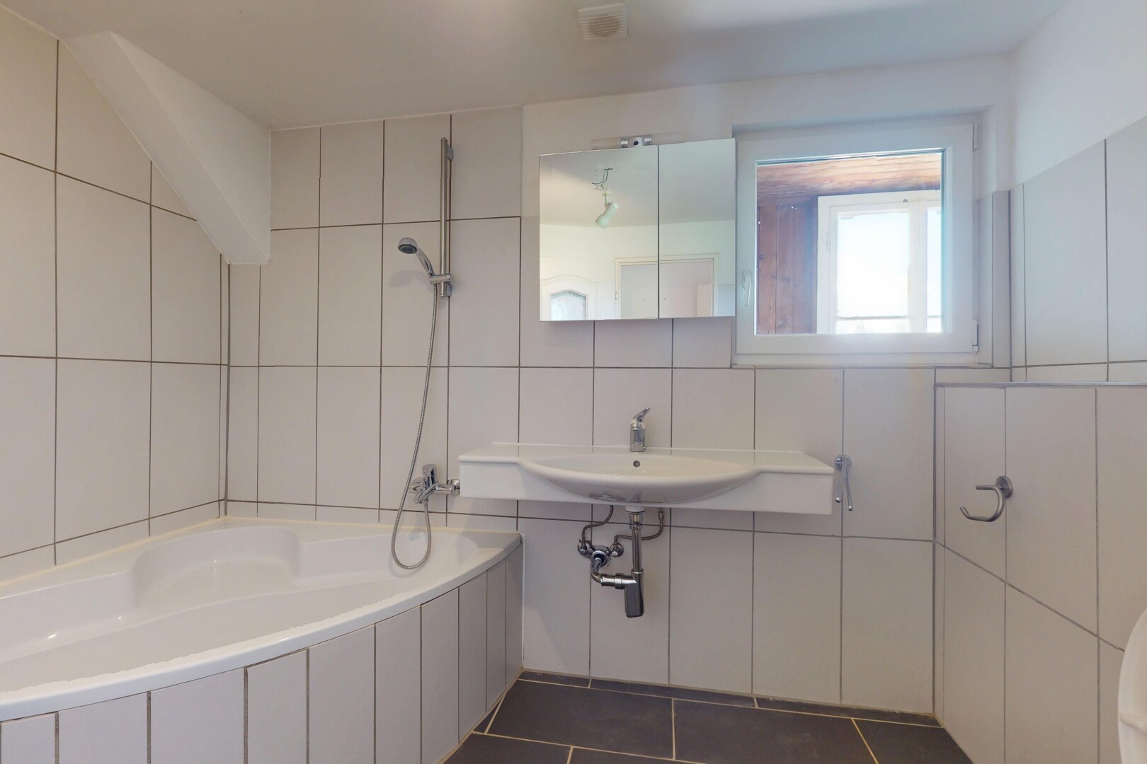 salle de bains avec bain, tile tub, salle de bain complète, inside property, et douche