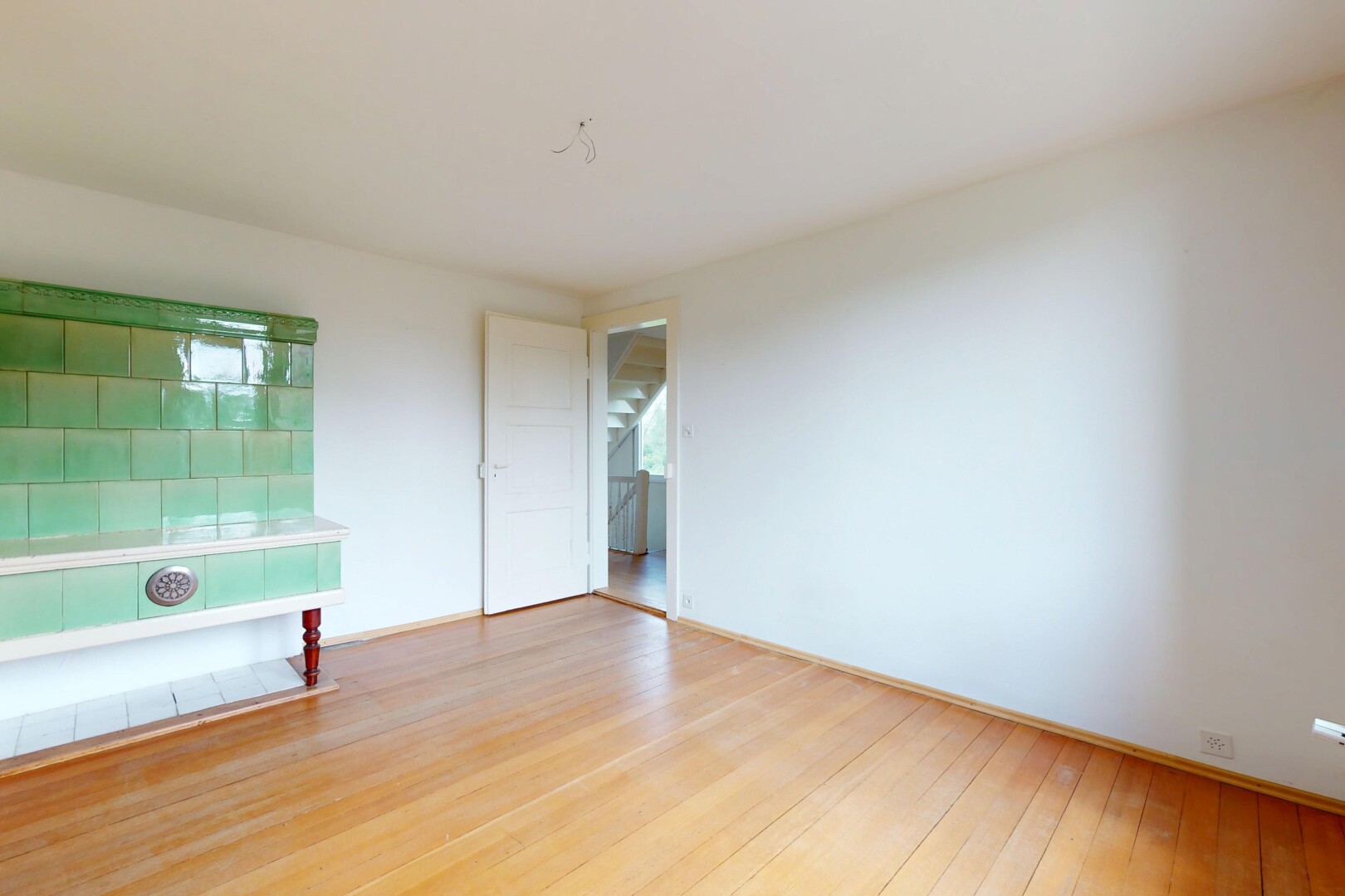 pièce vide avec sol en finition bois, wood finish floor, inside property, cloison sèche, et drywall