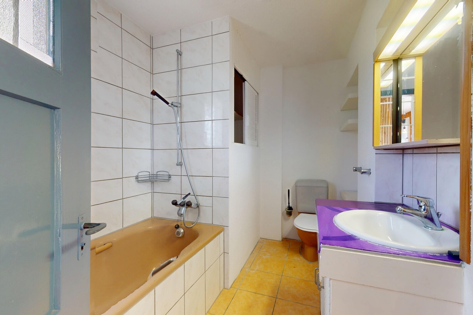 salle de bains avec évier, inside property, sol en carrelage, tile floor, et miroir