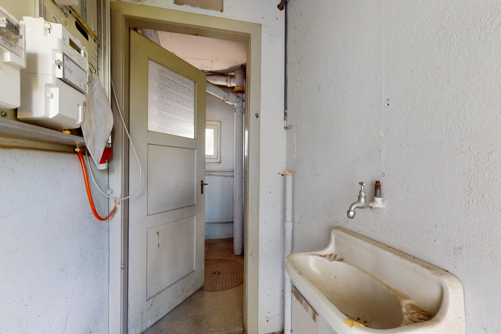 salle de bains avec inside property, lumière naturelle, et natural light