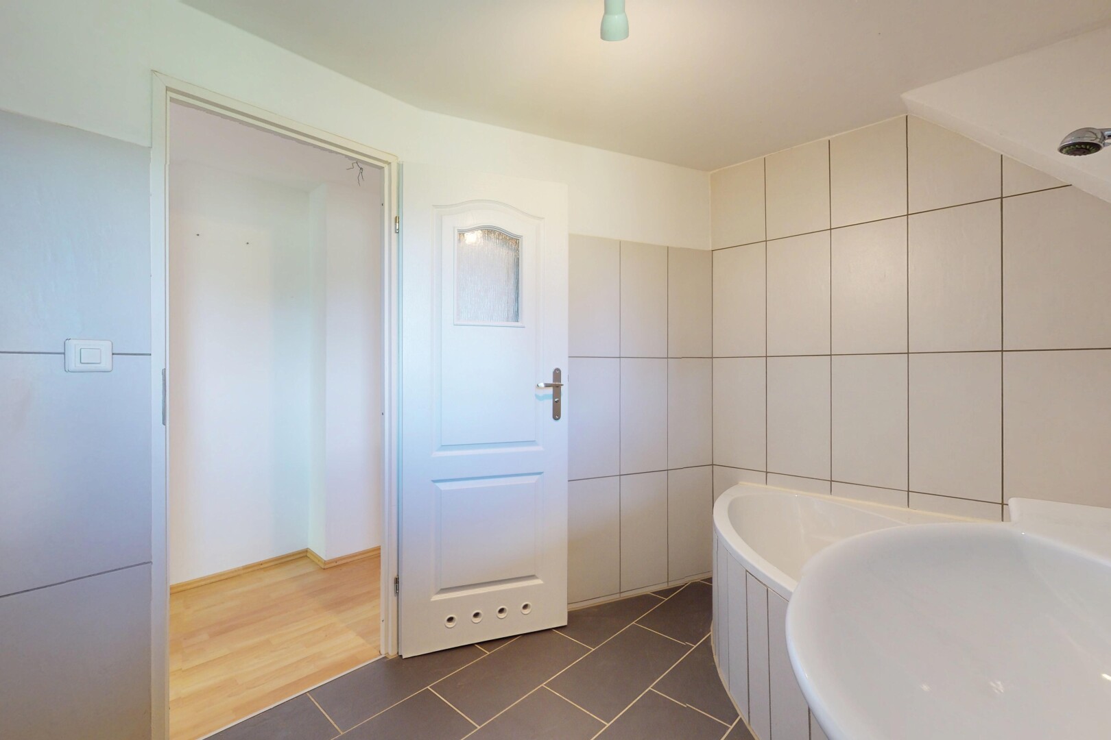 salle de bains avec inside property, sol en carrelage, tile floor, cloison sèche, et drywall