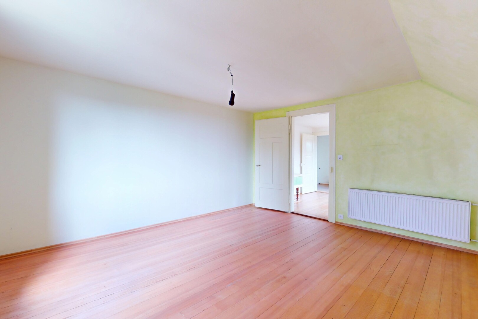 pièce vide avec radiateur, inside property, plafond bas, low ceiling, et sol en finition bois