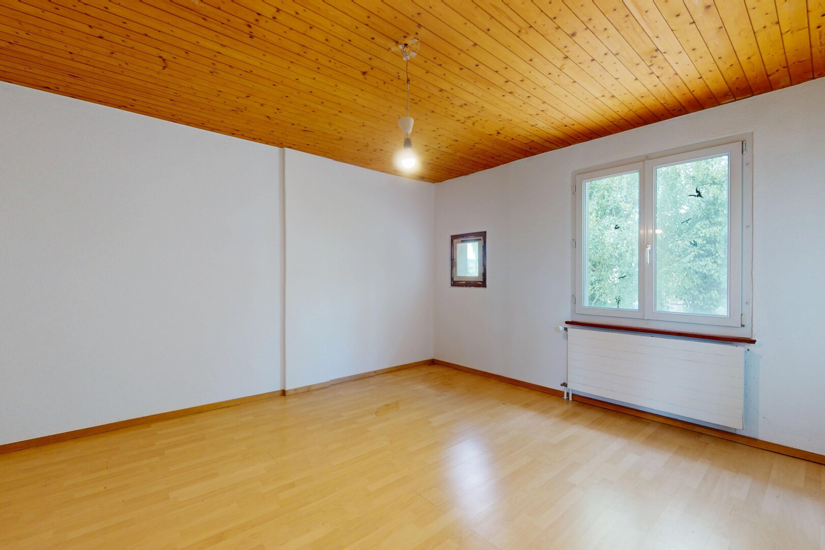 pièce vide avec radiateur, inside property, plafond en bois, wood ceiling, et lumière naturelle