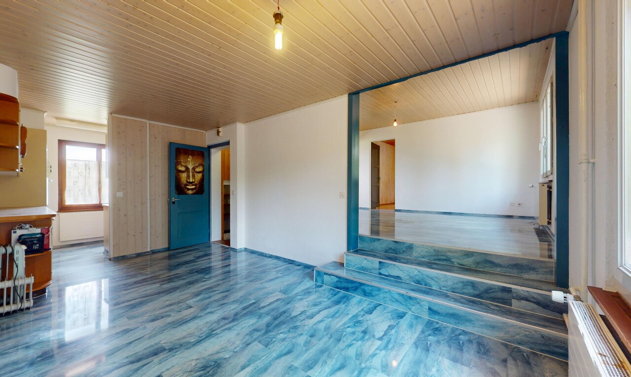 pièce vide avec sol en finition bois, wood finish floor, lumière naturelle, natural light, et inside property