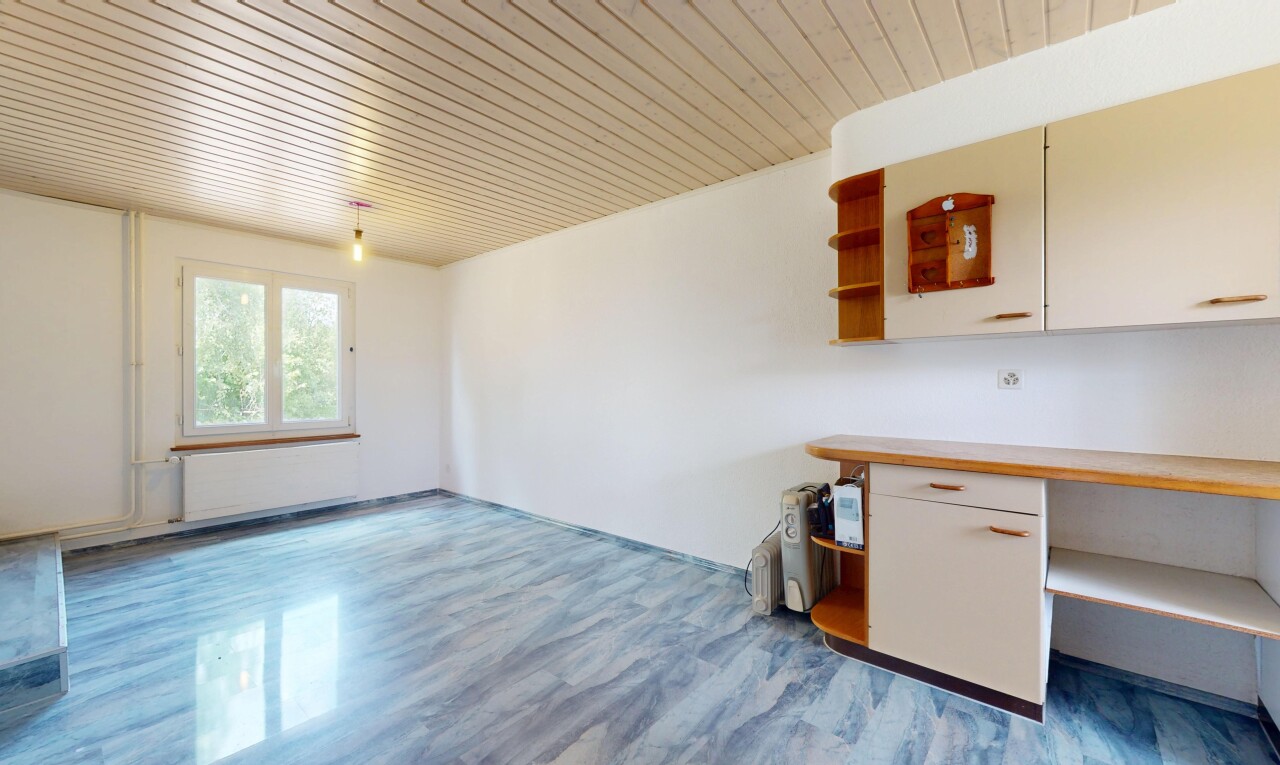 pièce vide avec lumière naturelle, natural light, sol en finition bois, wood finish floor, et inside property