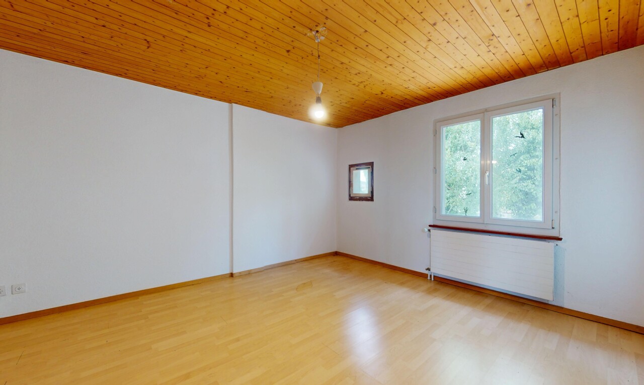 pièce vide avec radiateur, inside property, plafond en bois, wood ceiling, et lumière naturelle