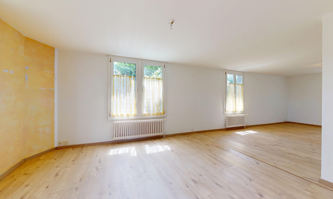 pièce vide avec radiateur, lumière naturelle, natural light, inside property, et sol en finition bois