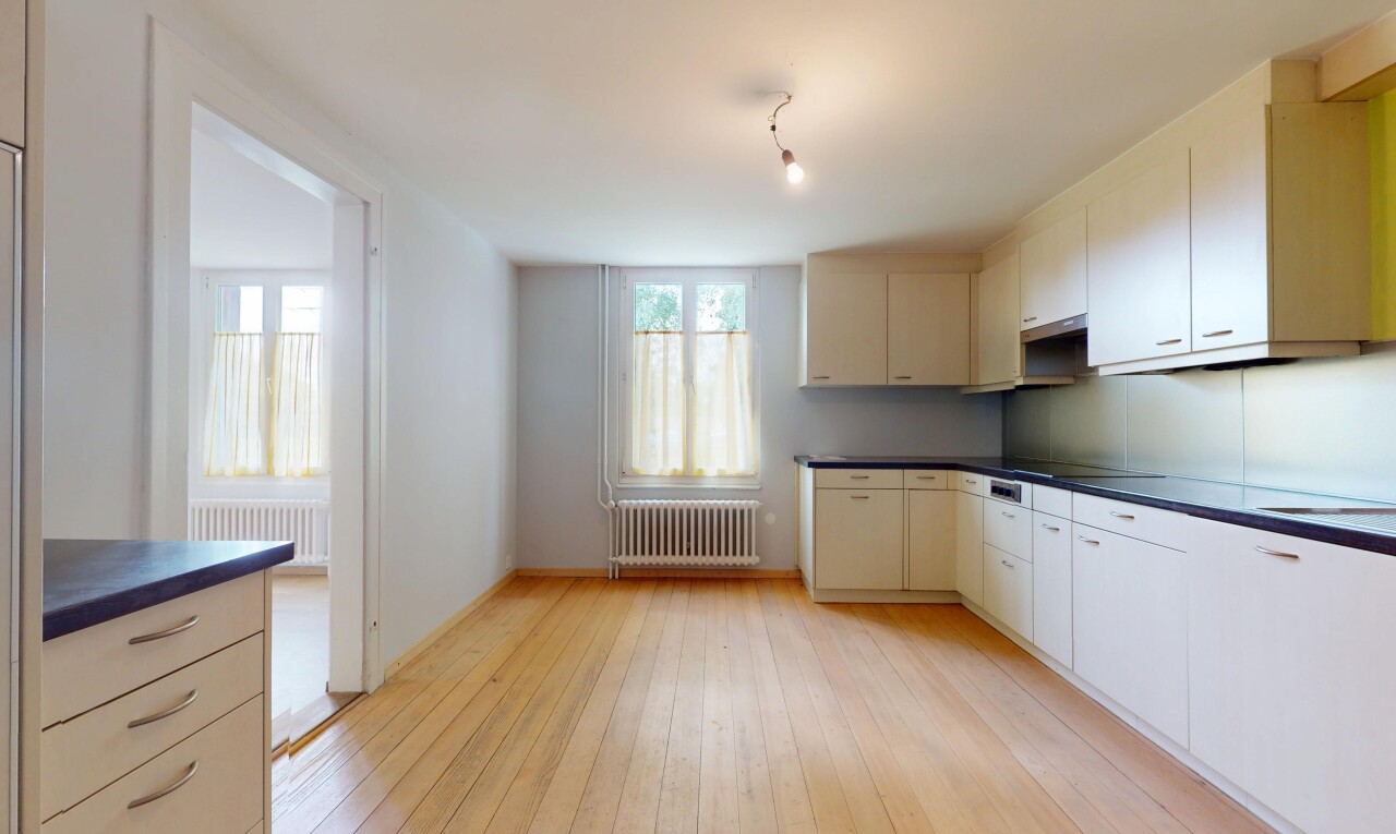 cuisine avec radiateur, plans de travail, lumière naturelle, natural light, et inside property