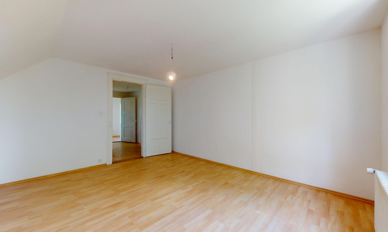 pièce vide avec sol en finition bois, wood finish floor, inside property, cloison sèche, et drywall