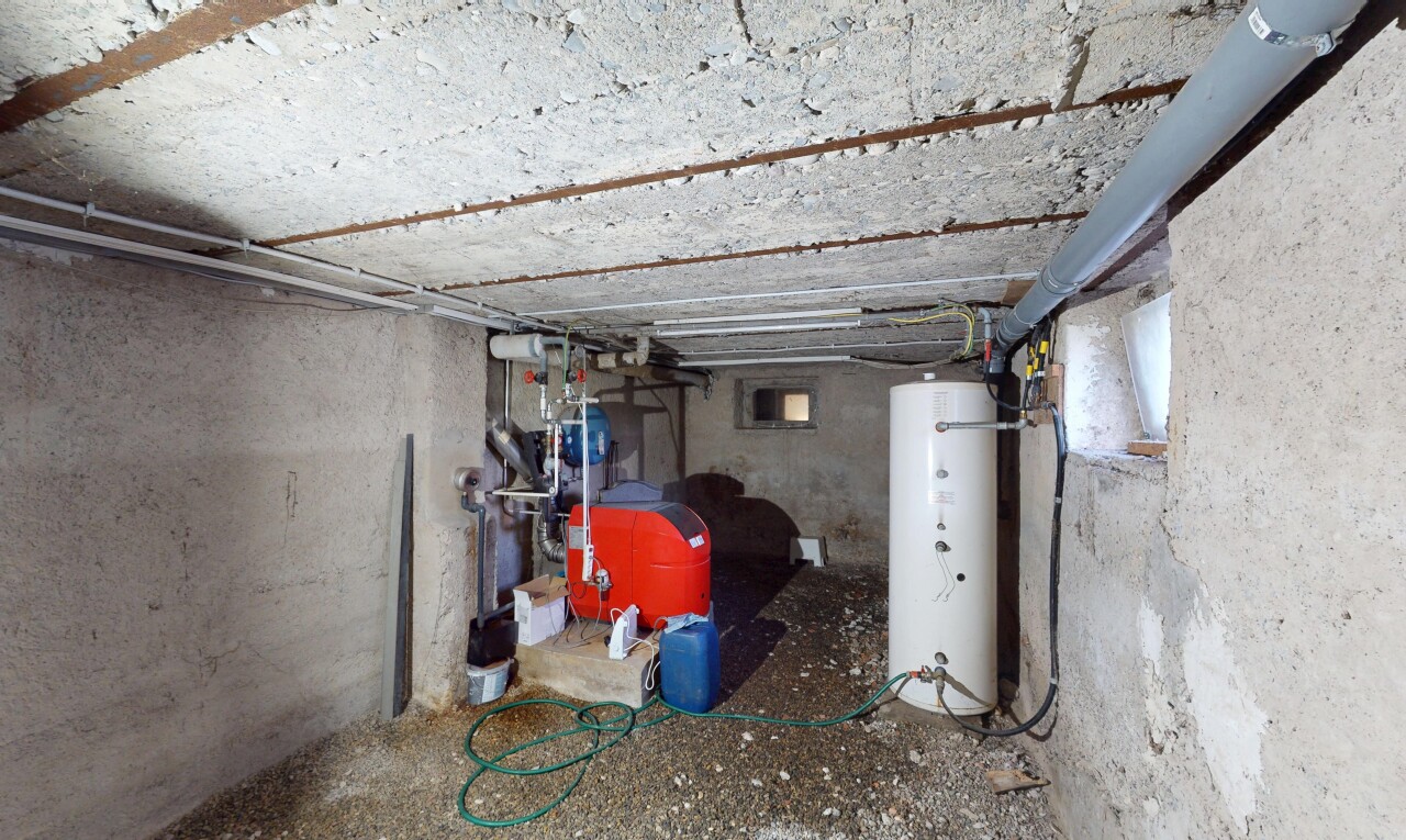 parking avec chauffe-eau et inside property