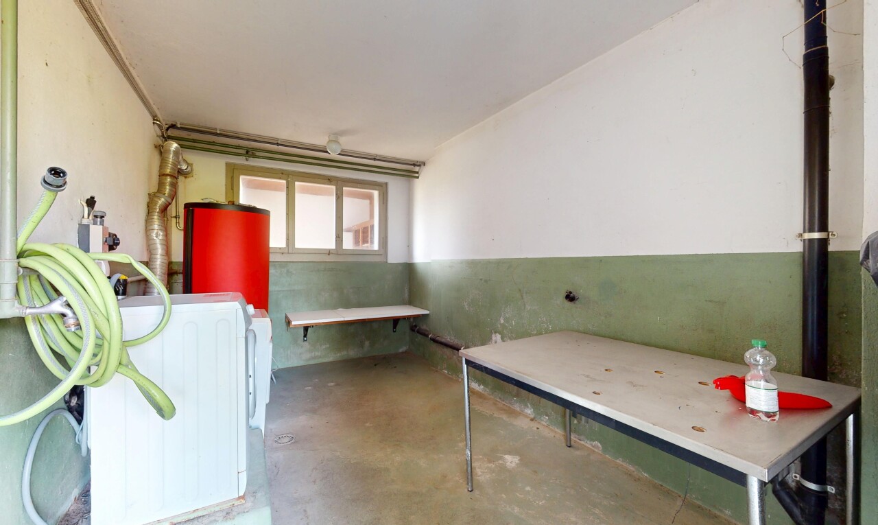 chambre avec sol en béton, concrete floor, lumière naturelle, natural light, et inside property