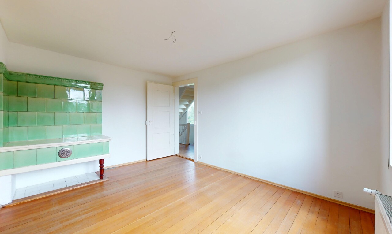 pièce vide avec sol en finition bois, wood finish floor, inside property, cloison sèche, et drywall