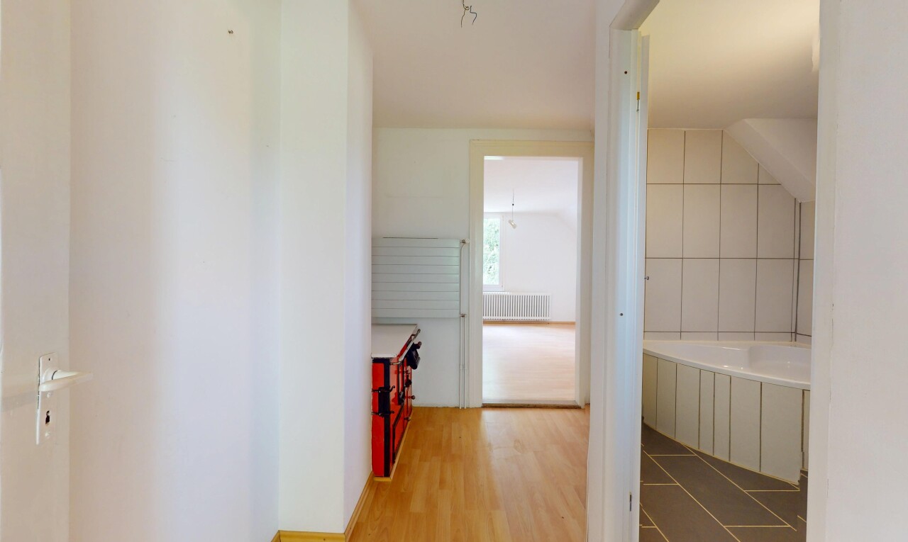 couloir avec inside property, sol en finition bois, wood finish floor, radiateur, et lumière naturelle