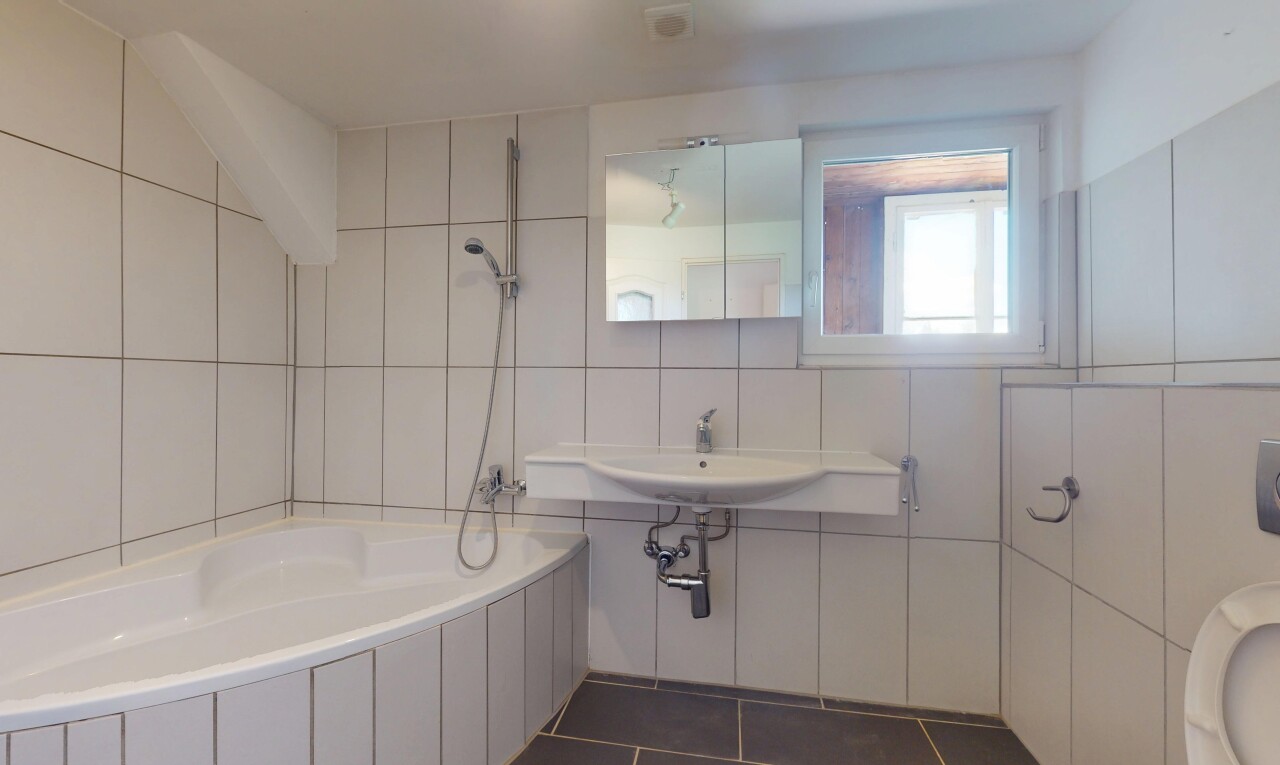 salle de bains avec bain, tile tub, salle de bain complète, inside property, et douche