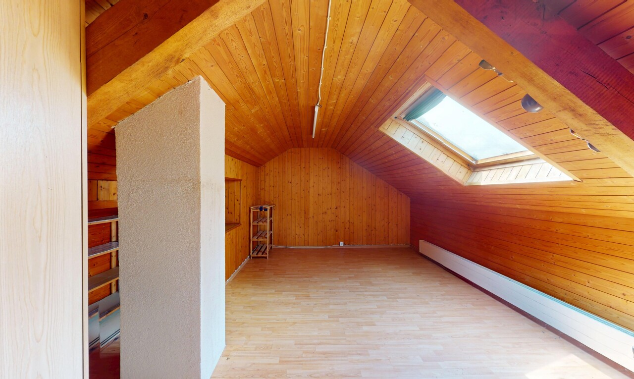 pièce vide avec pièce supplémentaire, plafond voûté, vaulted ceiling, radiateur à plinthe, et puits de lumière