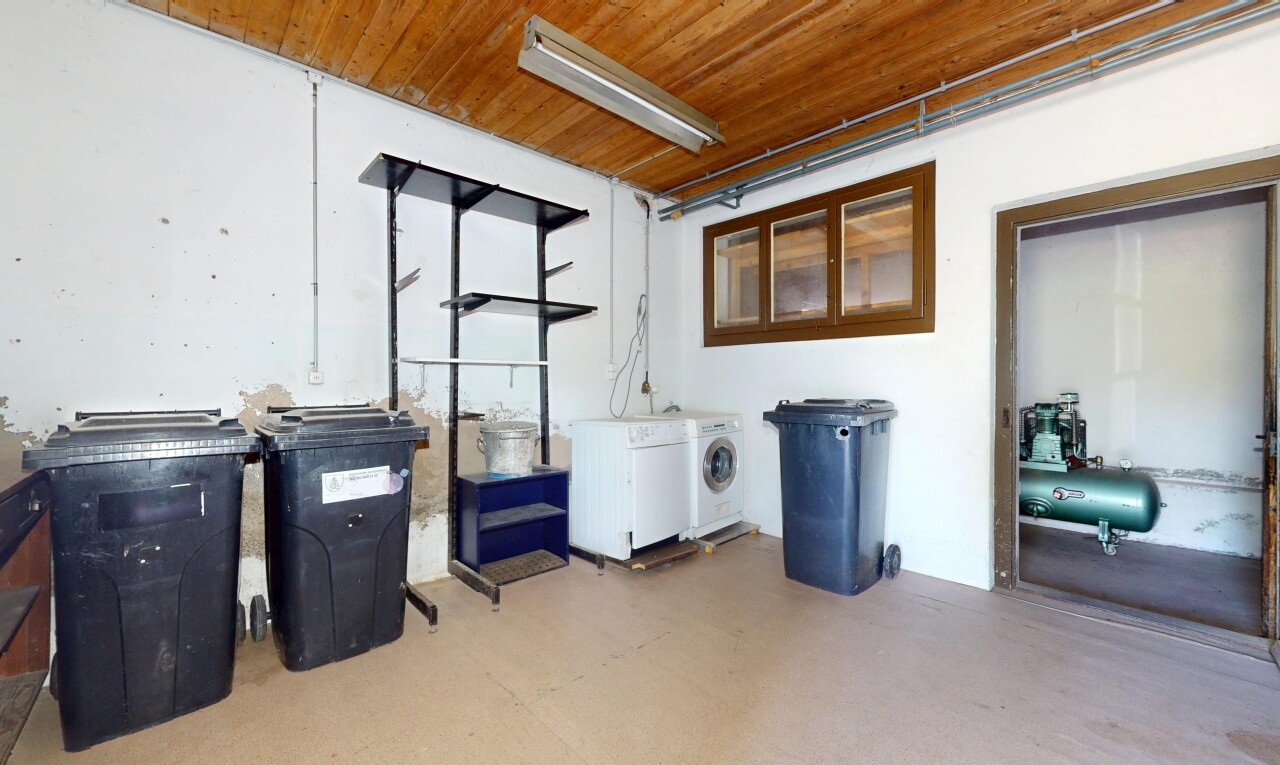 buanderie avec buanderie, inside property, lave-linge et sèche-linge séparés, cloison sèche, et drywall